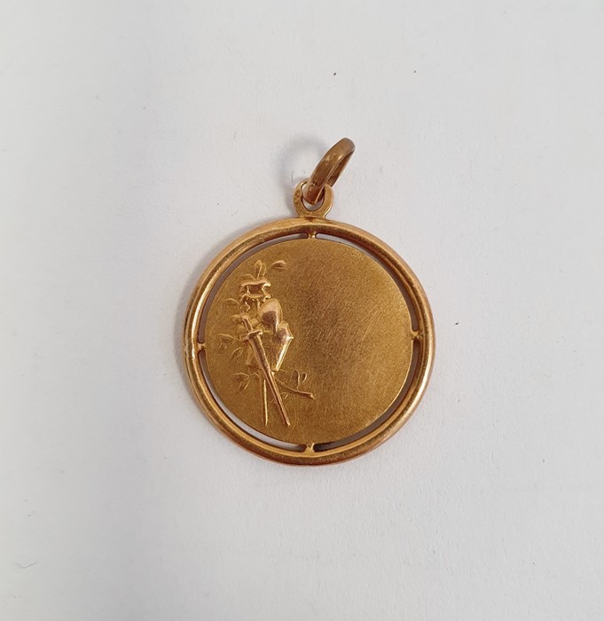 Gold-coloured pendant of circular form depicting a warrior, marks rubbed, approx 1.9g - Image 2 of 2
