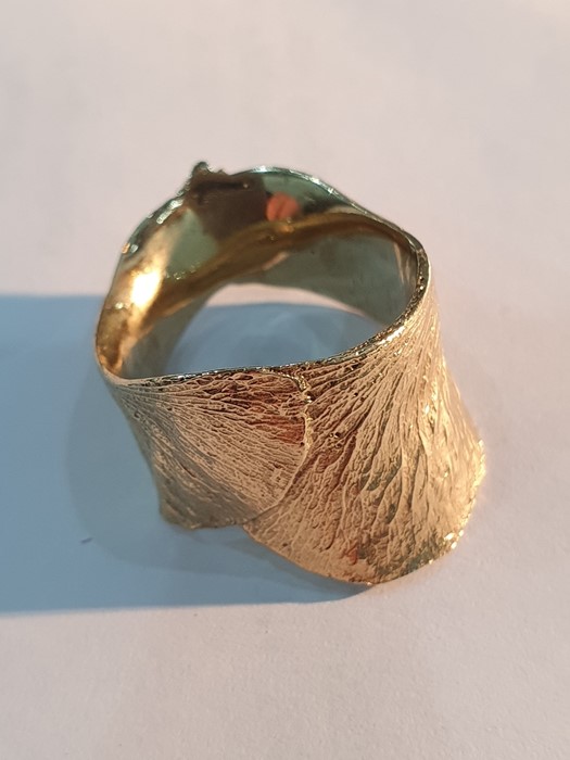 9ct gold ring of textured design, approx 9.9g  Condition ReportGood condition, no signs of damage. - Image 8 of 16