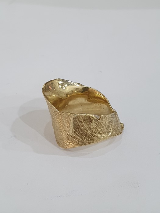 9ct gold ring of textured design, approx 9.9g  Condition ReportGood condition, no signs of damage. - Image 15 of 16