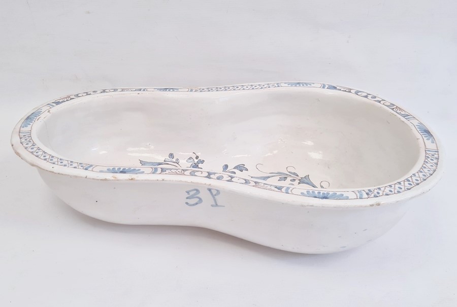 Nineteenth century tin-glazed earthenware bidet bowl in blue and white with floral scrolling - Image 3 of 4