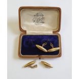 Pair of 18ct gold torpedo chain link cufflinks, approx weight 6.5g (one chain broken)