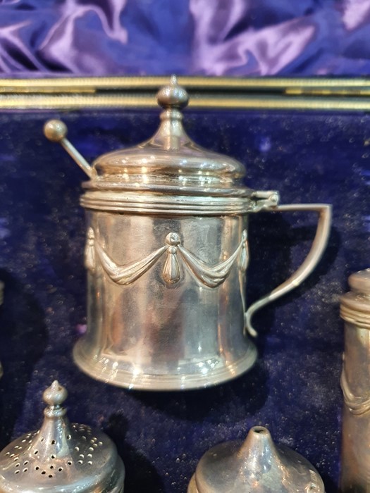 Edward VII silver five-piece condiment set, relief swag detail, with blue glass liner, Sheffield - Image 23 of 24
