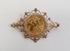 Elizabeth II gold half sovereign 1982 in 9ct gold brooch mount with scrolling decoration, approx 7.