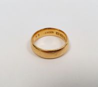 22ct gold wedding ring, finger size M, approx. 7.7g