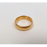 22ct gold wedding ring, finger size M, approx. 7.7g