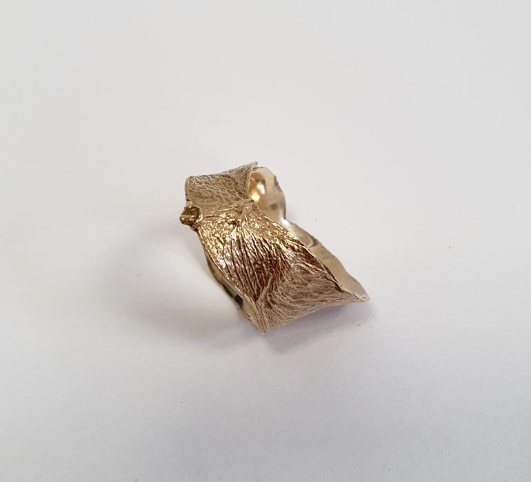 9ct gold ring of textured design, approx 9.9g  Condition ReportGood condition, no signs of damage. - Image 3 of 16