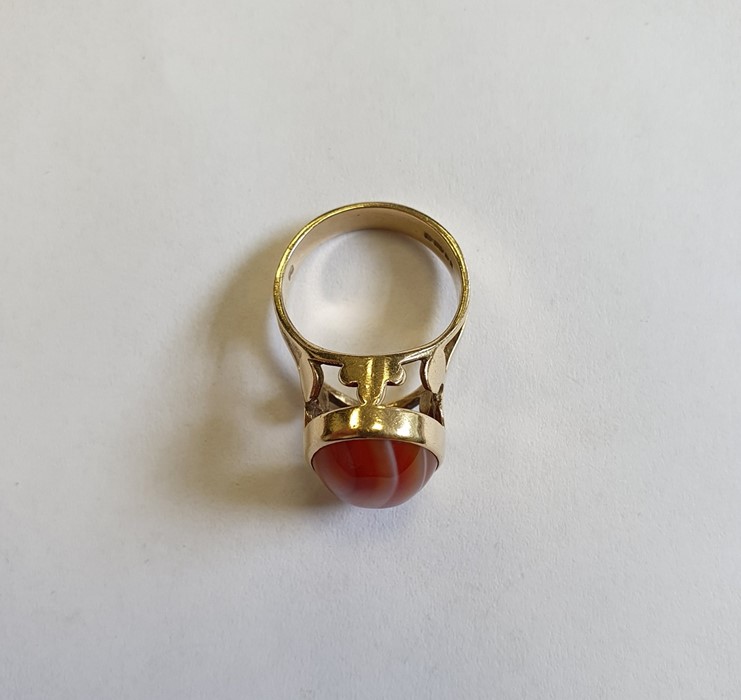 9ct gold ring set with a banded agate cabochon and with pierced trefoil shoulders, finger size M 1/ - Image 3 of 4