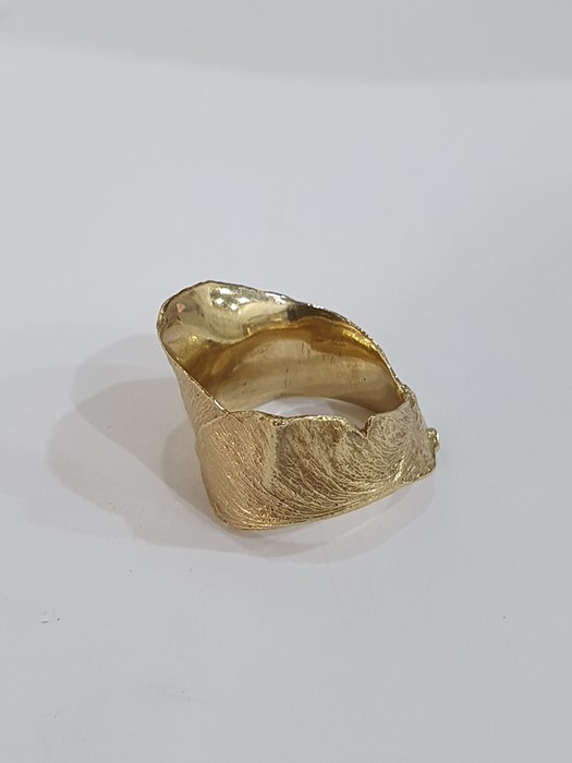 9ct gold ring of textured design, approx 9.9g  Condition ReportGood condition, no signs of damage. - Image 12 of 16