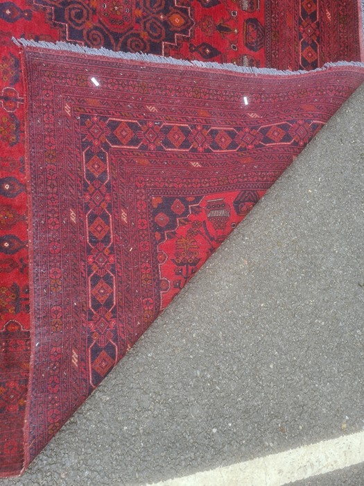Modern Eastern-style red ground rug with stepped border, 203cm x 195cm - Image 2 of 4