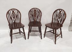 Set of six modern wheelback chairs on turned supports (6)