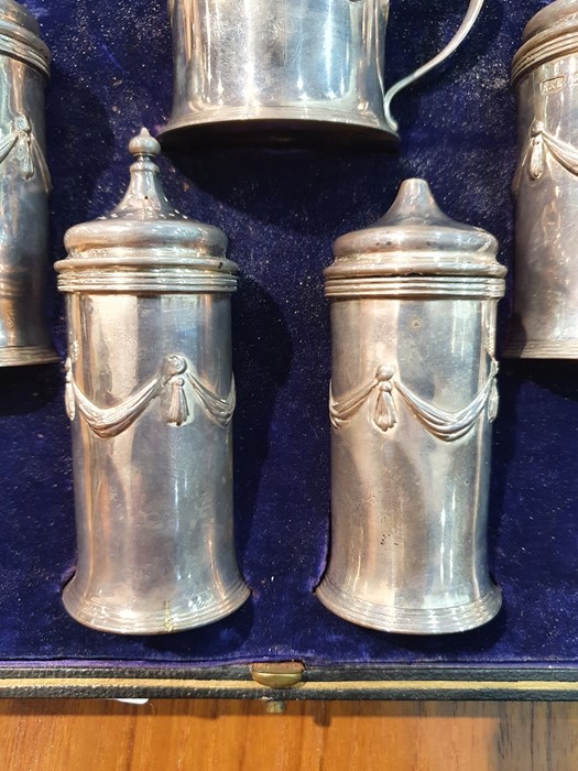 Edward VII silver five-piece condiment set, relief swag detail, with blue glass liner, Sheffield - Image 21 of 24