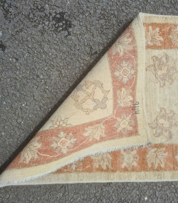 Cream ground runner with foliate decoration, peach ground border, 182cm x 62cm - Image 2 of 2