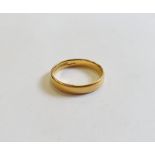 22ct gold wedding ring, finger size M, approx 3.1g