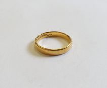 22ct gold wedding ring, finger size M, approx 3.1g