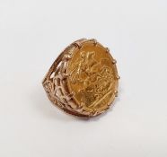 Elizabeth II gold sovereign 1958 in gold-coloured ring mount, total weight approx 13.2g