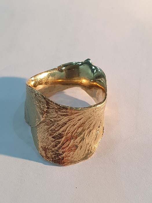 9ct gold ring of textured design, approx 9.9g  Condition ReportGood condition, no signs of damage. - Image 7 of 16