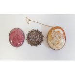 Gold-mounted shell cameo brooch depicting an artist and his wife, marked 9ct, 5cm long, a