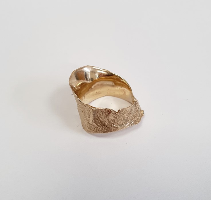 9ct gold ring of textured design, approx 9.9g  Condition ReportGood condition, no signs of damage. - Image 2 of 16