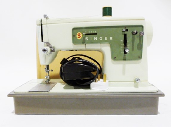 Hoover steam cleaner and a sewing machine (2)Condition ReportWe cannot confirm whether electronic