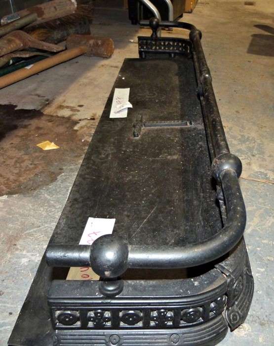 Cast iron fire curb painted black, 122cm long - Image 2 of 2