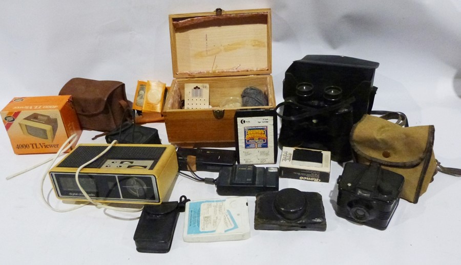 Vintage toys to include a spinning top, a slinky, a globe, cigarette cards, Etch-a-Sketch in - Image 4 of 5