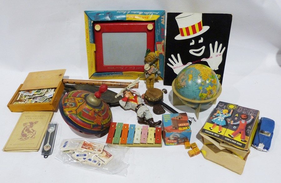 Vintage toys to include a spinning top, a slinky, a globe, cigarette cards, Etch-a-Sketch in - Image 2 of 5