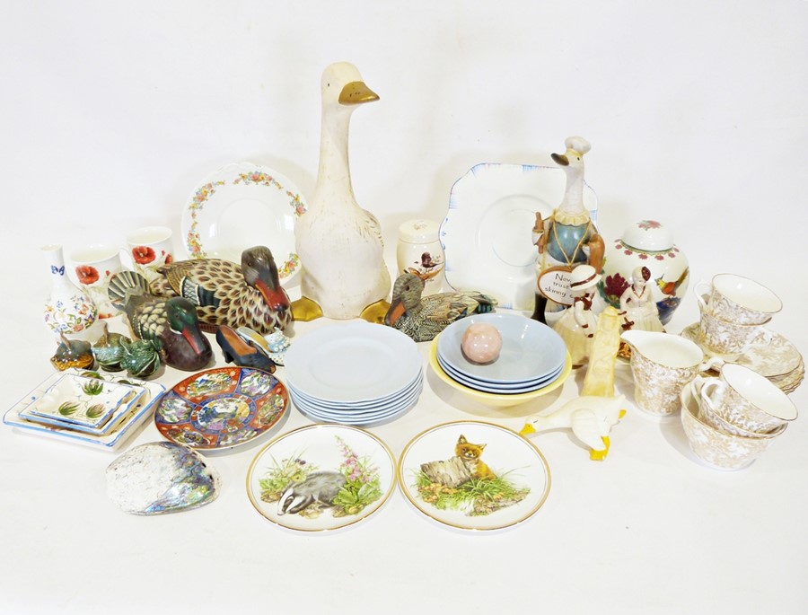 Box of assorted china items and four ducks