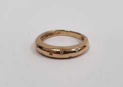 **** WITHDRAWN **** Gold ring set with seven small diamonds in rubover setting, marked 585, finger