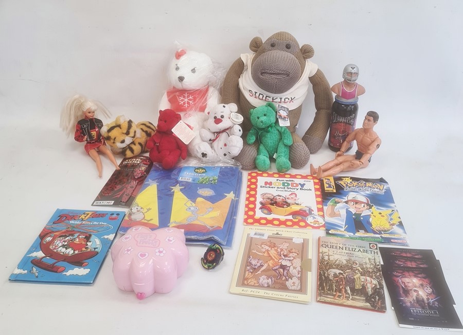 Large collection of toys to include dolls, teddy bears, books and star wars toys