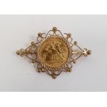 Elizabeth II gold half sovereign 1982 in 9ct gold brooch mount with scrolling decoration, approx 7.