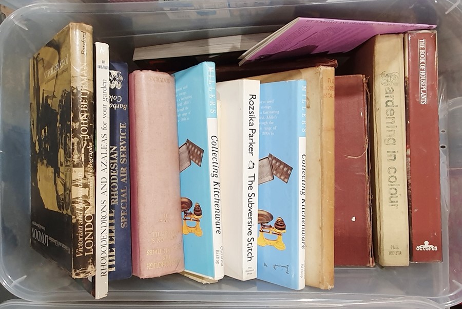 Large quantity of assorted volumes to include gardening, railwayana, collecting, T E Lawrence,