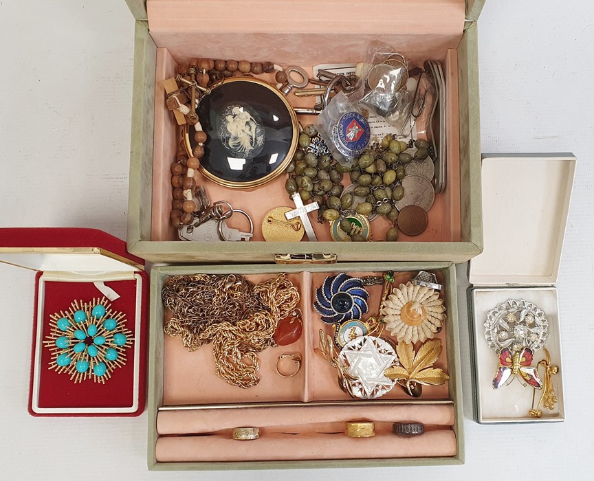 Jewellery box and contents of assorted costume jewellery