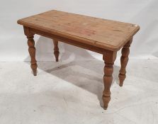 Pine rectangular kitchen table with rounded corners, on turned supports, 122cm x 78cm