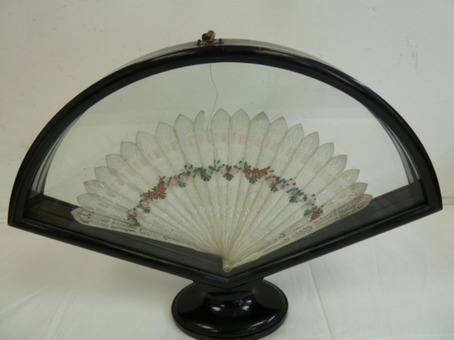 Bone, painted, brise fan - decorated with swags of flowers on both sides, within a fitted fan - Image 3 of 3