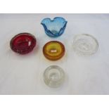 Five assorted Whitefriars controlled bubble ashtrays and bowls in clear, red, orange and blue