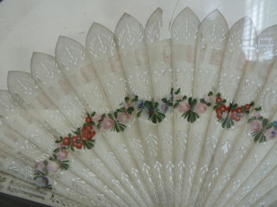 Bone, painted, brise fan - decorated with swags of flowers on both sides, within a fitted fan - Image 2 of 3