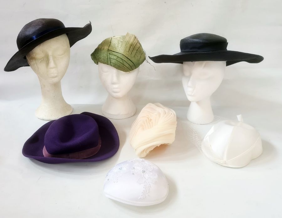 Assorted vintage hats 1950's, and later, a 1920's cloche hat, with gilt thread, a pair of pink satin - Image 2 of 3