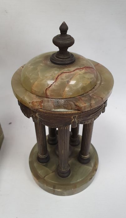 Victorian green onyx and brass clock garniture the clock with Arabic numerals Condition Report - Image 3 of 4