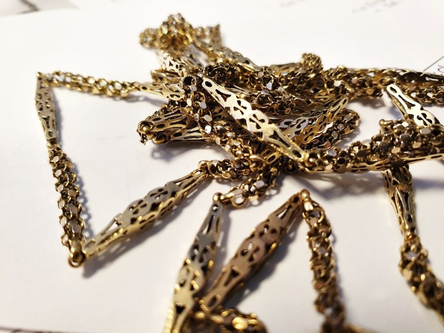 Victorian gold-coloured guard chain with alternating fancy links and with a clasp modelled as a hand - Image 4 of 5