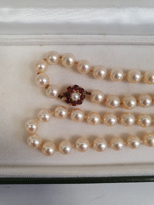 Cultured pearl necklace, single strand, 44cm and the 9ct gold garnet and seed pearl cluster set - Image 2 of 3