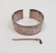 9ct gold golf club bar brooch and a white metal continental bangle (2)