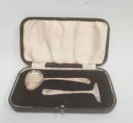 1930's cased child's silver spoon and pusher, Sheffield 1938, makers Viners Ltd, 1ozt approx.