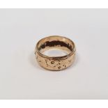 9ct gold wedding ring with engraved floral decoration, finger size L, approx. 5g