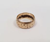 9ct gold wedding ring with engraved floral decoration, finger size L, approx. 5g