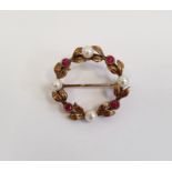 9ct gold wreath brooch of circular form set with alternating cultured pearls and red stones, approx.