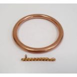 9ct gold hollow bangle, 21.5g approx. and a 9ct gold chain brooch (missing clasp), 1g approx. (2)