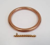 9ct gold hollow bangle, 21.5g approx. and a 9ct gold chain brooch (missing clasp), 1g approx. (2)