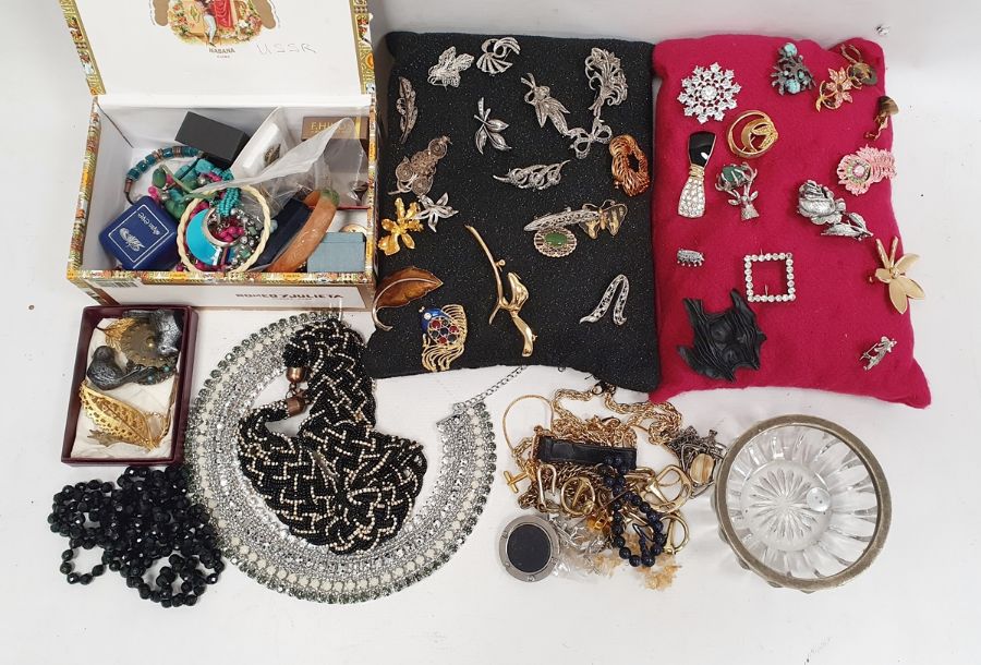 Assorted costume jewellery, brooches, necklaces, bangles, beaded necklaces etc (1 box)