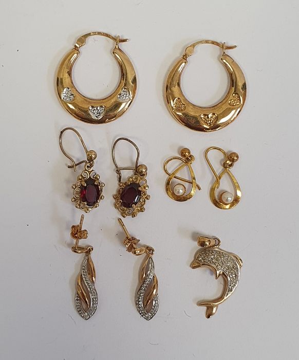 Pair 9ct gold hoop earrings, 1.5g approx., a 9ct gold dolphin drop pendant, 1g, pair 9ct gold drop