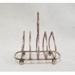 Edward VII silver toast rack, heart-shaped, on bun feet, London 1902, maker William Hutton & Sons